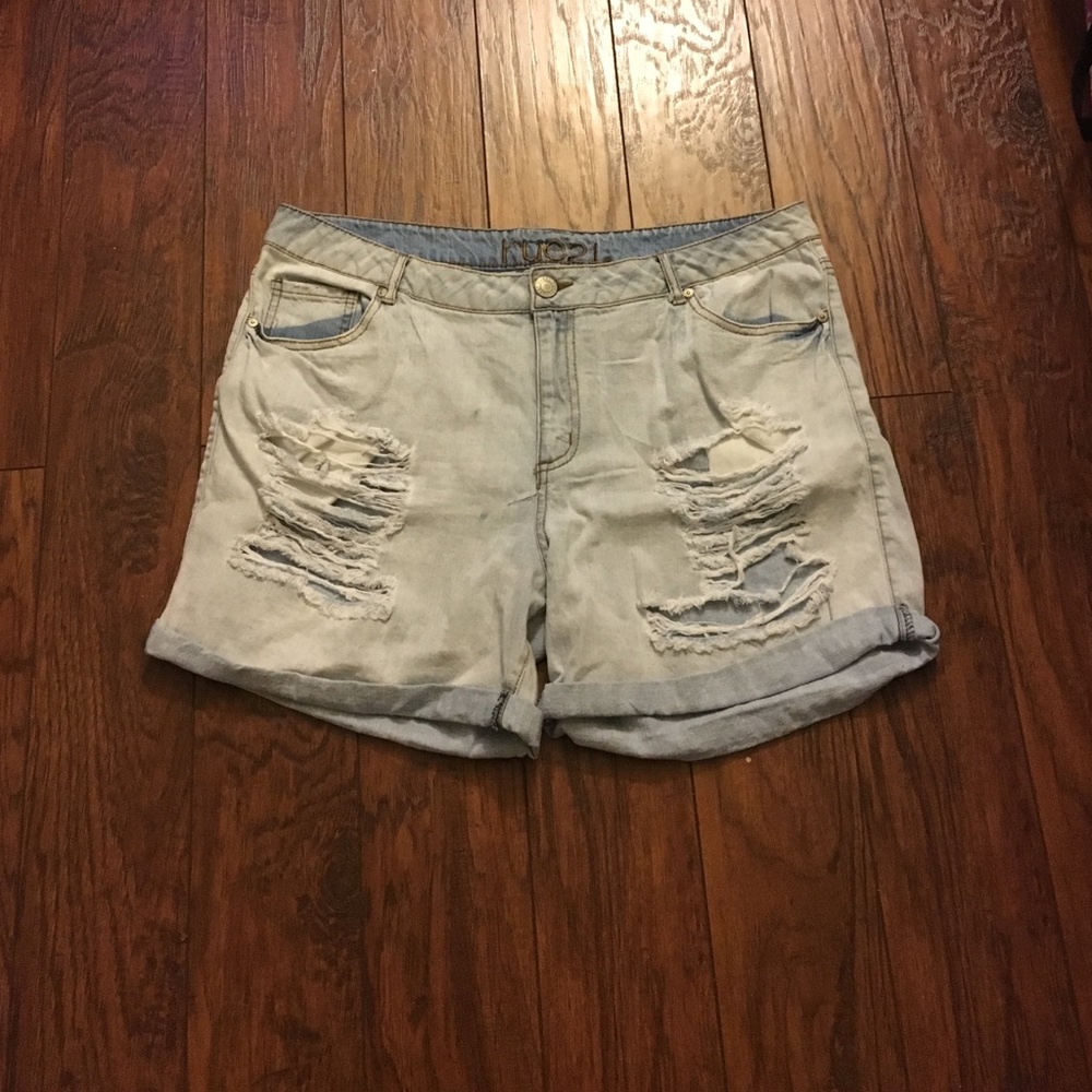 🔸Ripped Shorts🔸@tkrichardson hold